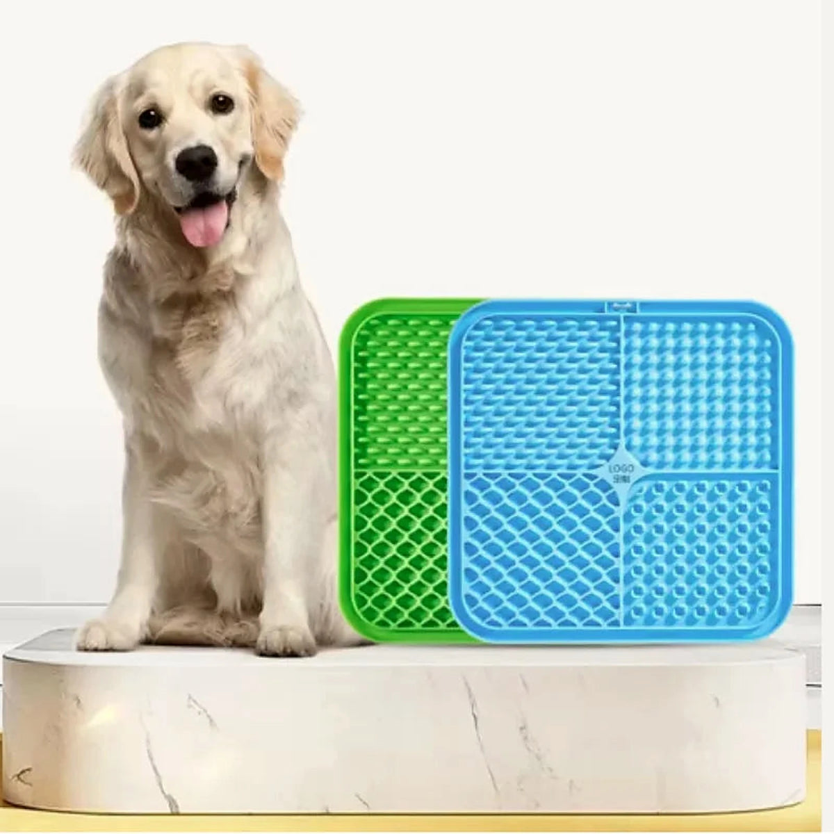 Chien assis à côté de deux tapis de léchage en silicone