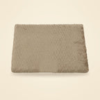 Chien allongé sur un matelas confortable beige